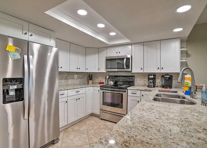 Indian Shores Condo With 2 Balconies And Pool Access!