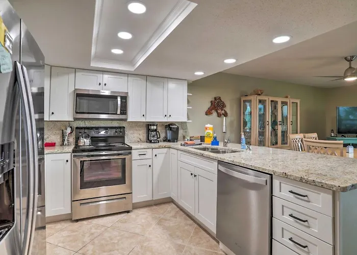Indian Shores Condo With 2 Balconies And Pool Access!